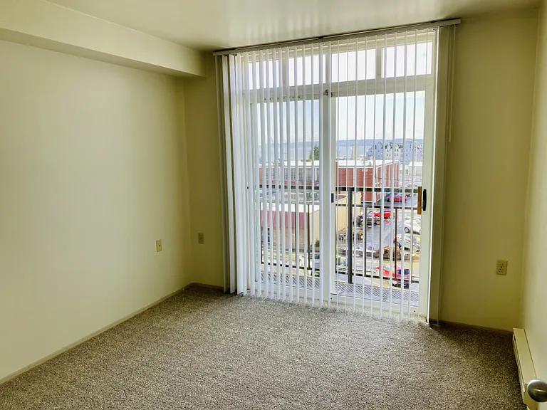 Colby Crest Apartments — Photo 17
