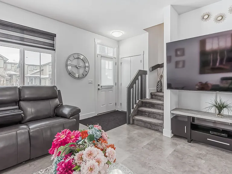 173 Cavanagh Cmn SW — Photo 13