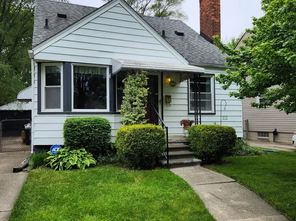 19976 Roscommon St, Harper Woods, MI 48225