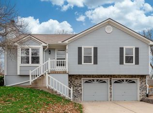 408 SE Onyx Dr, Lees Summit, MO 64063