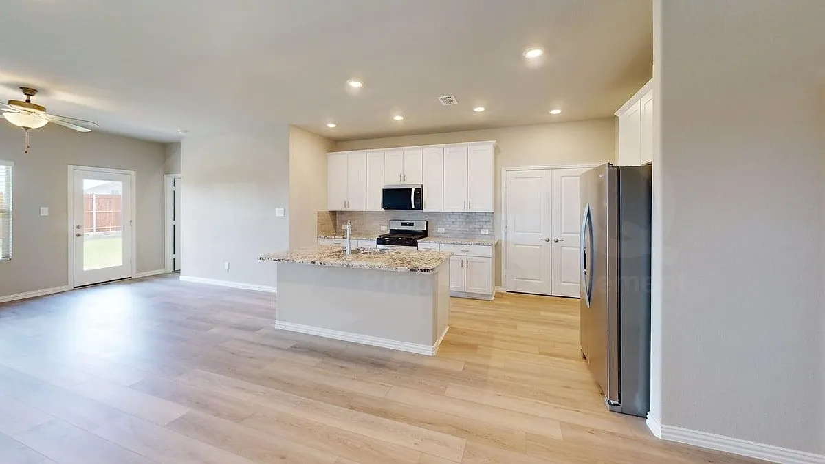 4 bed, 3.0 bath, 1981 sqft, $2,350 — Photo 3