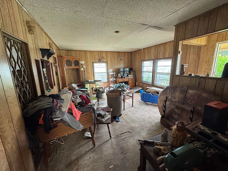 1st image of 2206 E Oak Ave