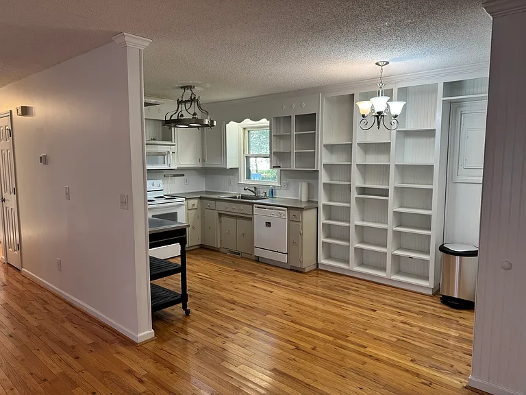 411 S Lyles Ave — Photo 6