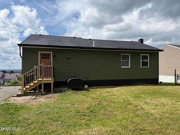 4th image of 315 Red Oak Ln