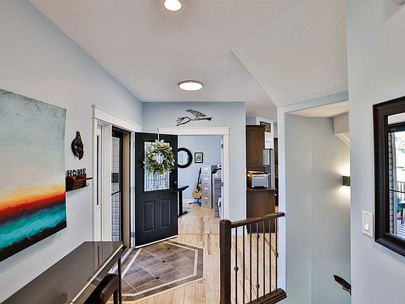 3rd image of 19 Canyoncrest Ct W
