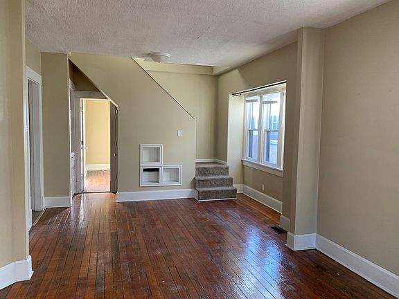 3rd image of 923 E Berwyn St