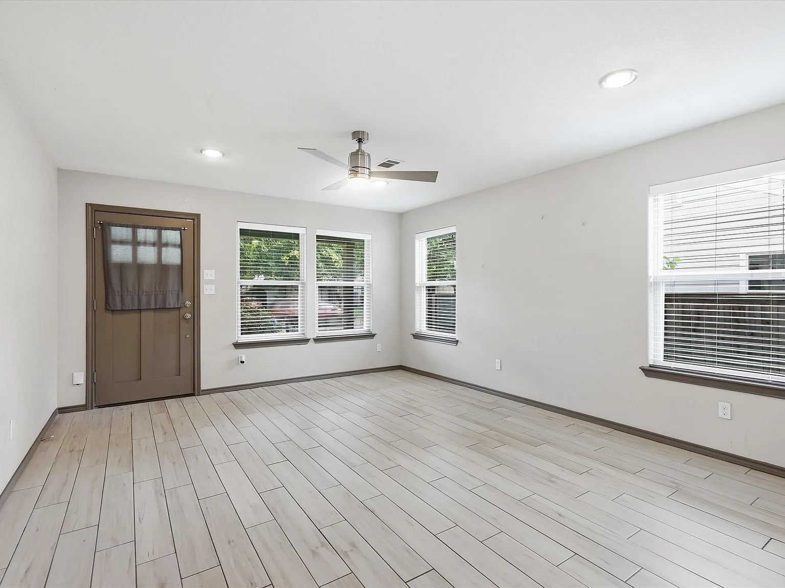 4 bed, 2.5 bath, 1896 sqft, $3,000 — Photo 2