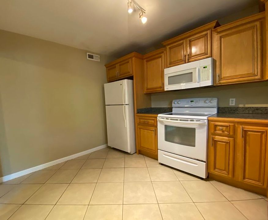 BIG KITCHEN, NEW STOVE & FRIDGE.
never used!