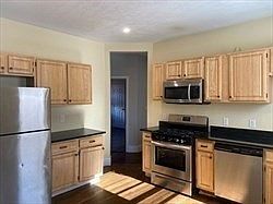 3rd image of 89 Ruthven St
