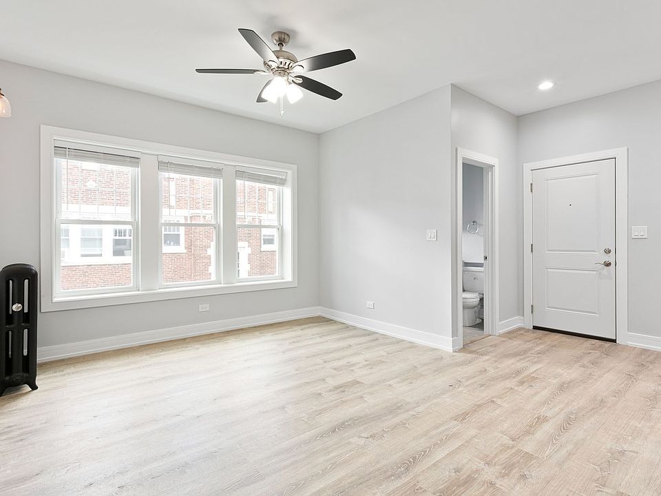 1st image of 1057 W Glenlake Ave #2