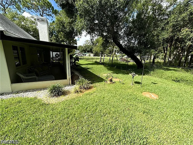 1090 Woods Dr — Photo 18