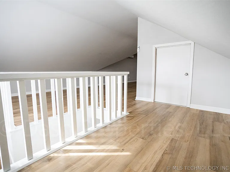 2604 E 7th St S — Photo 43