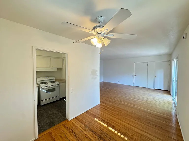 1717 Huntington Dr #7 — Photo 3