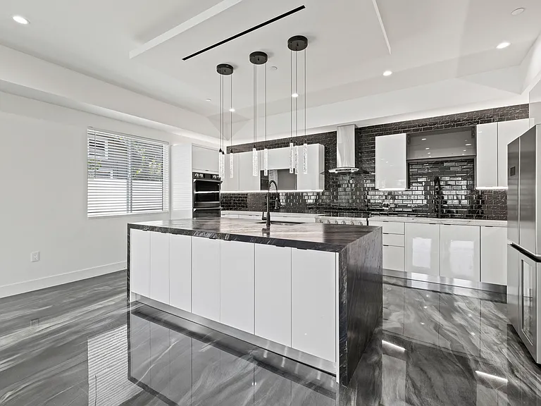 15209 Cohasset St — Photo 4