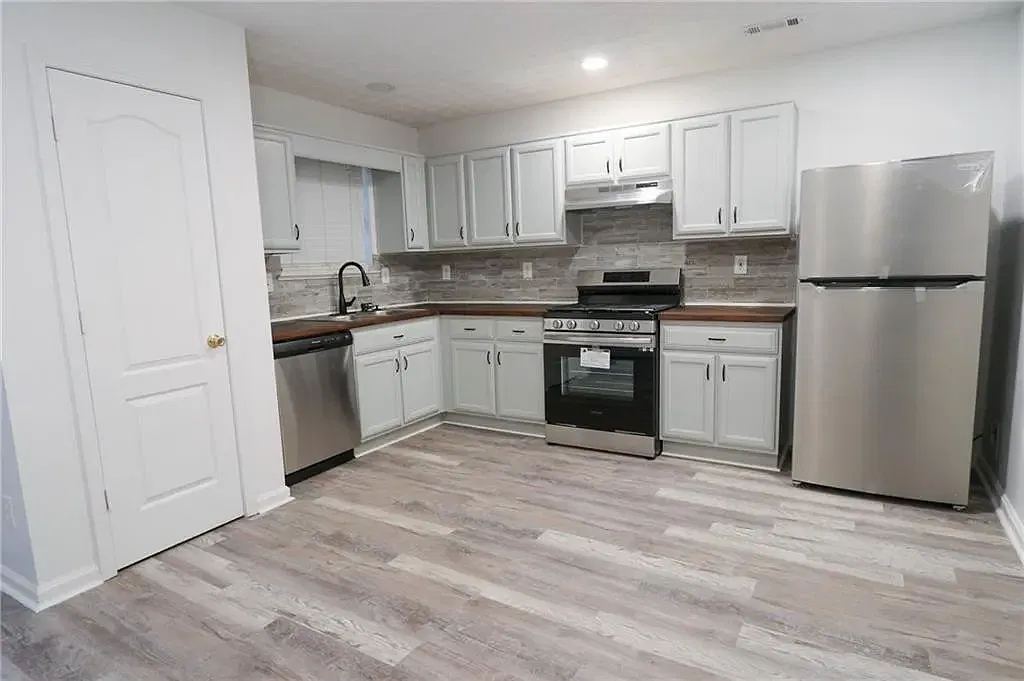 3 bed, 2.5 bath, 1220 sqft, $1,975 — Photo 2