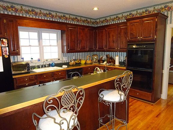 3rd image of 203 Harvest Ln