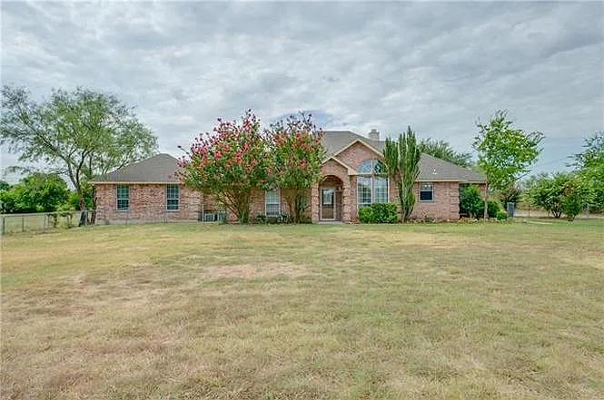 320 Twin Creek Dr — Photo 1