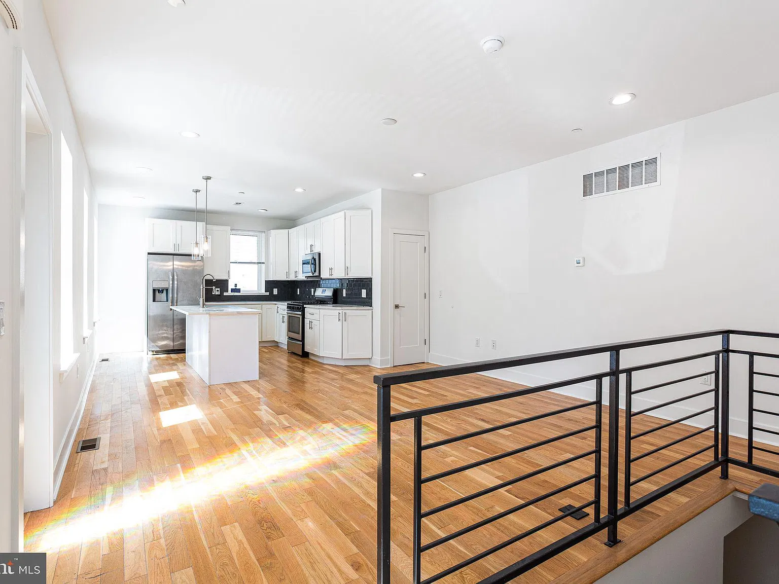 3 bed, 3.0 bath, 2511 sqft, $2,100 — Photo 1