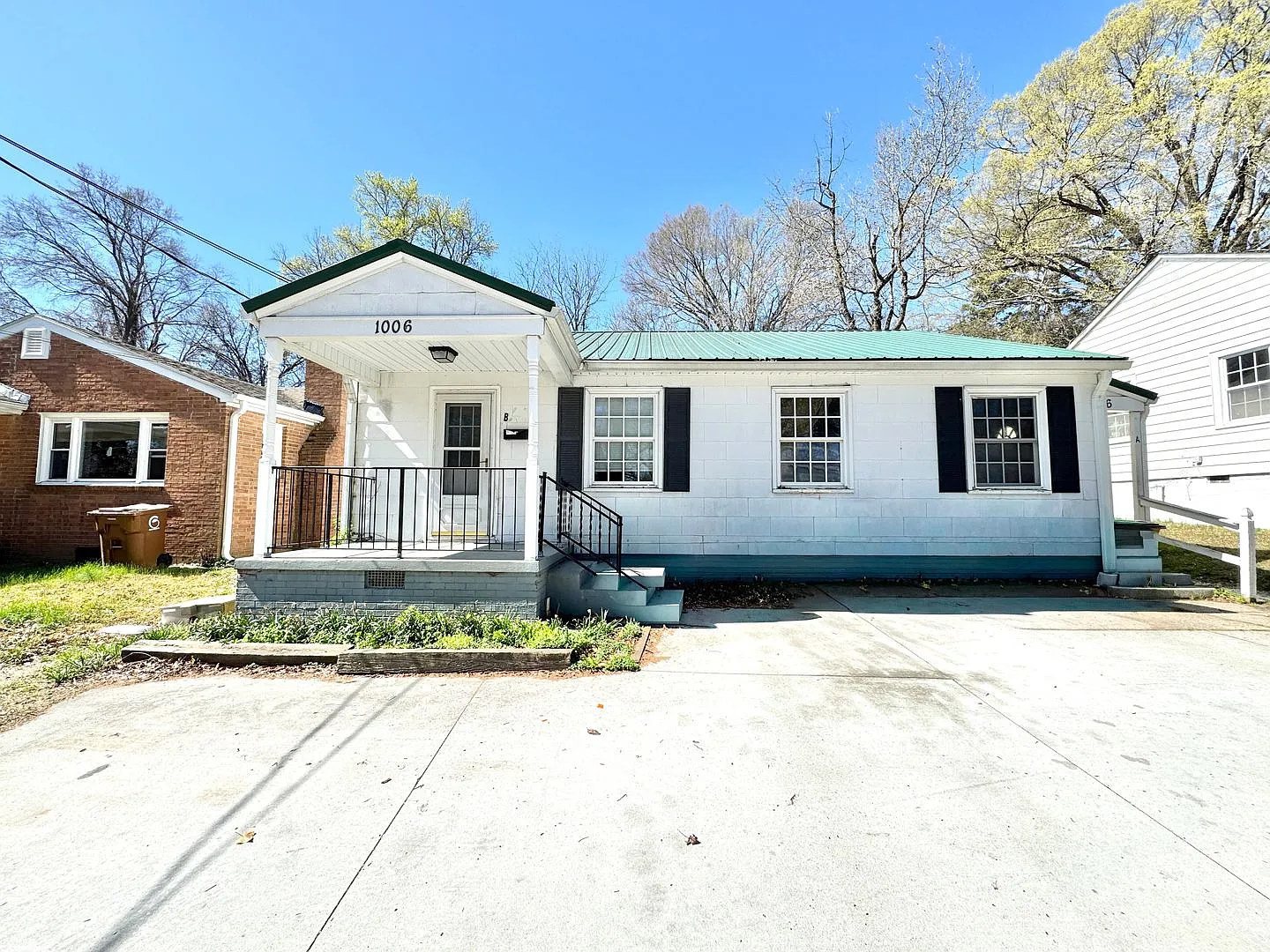 1006 E Side Drive — Photo 1