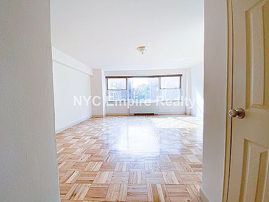 4th image of 33 Greenwich Ave APT 5L