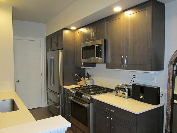 The streamlined and downright gorgeous kitchen offers Bosch stainless appliances, sleek quartz countertops, gas cooktop and soft close doors and drawers.