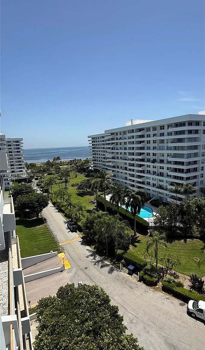 Commodore Club West Condo — Photo 3