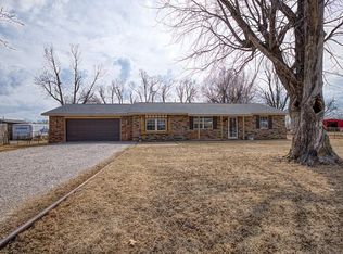 210 Maple St, Hennessey, OK 73742