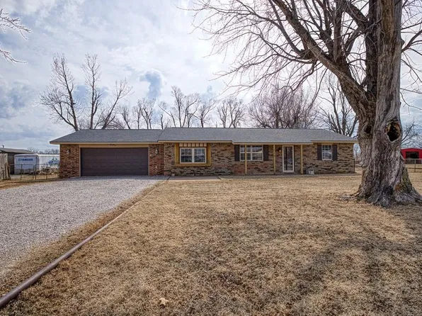 210 Maple St, Hennessey, OK 73742