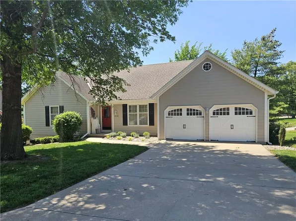 6626 Oak Ridge Dr, Shawnee, KS 66217