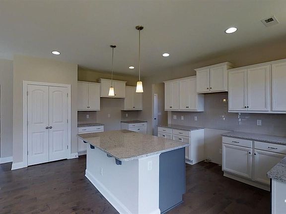 4th image of 70 Heathgreen Dr