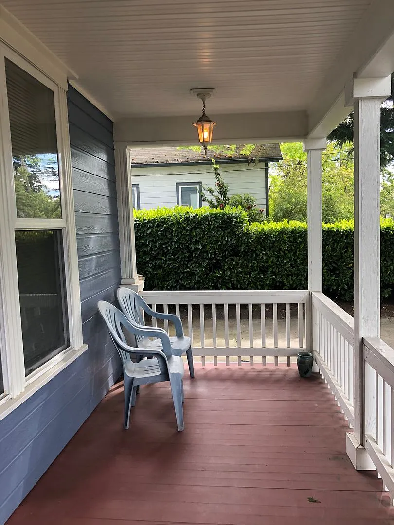 Bright and Spacious Second Story One-Bedroom Apartment in Prime Location! — Photo 4