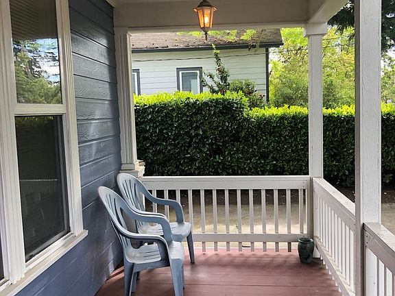 4th image of 1105 1st Ave NE Unit 3