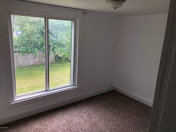 2nd image of 924 N Park St