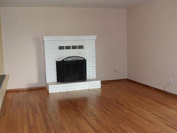 3rd image of 2306 Almond Ave