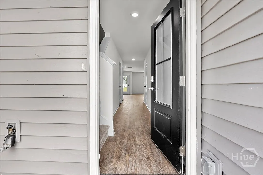 3 bed, 2.5 bath, 1418 sqft, $2,100 — Photo 2