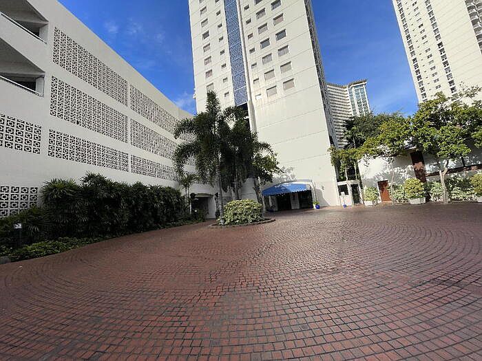1st image of 400 Hobron Ln