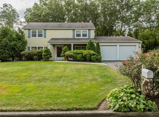 16 Beaverdale Ln, Stony Brook, NY 11790