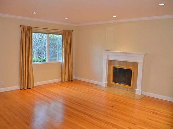 Living Room/ Wood fireplace