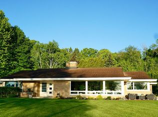 7433 N Beach Ct, Fox Pt, WI 53217