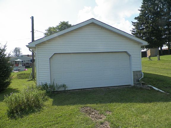 4th image of 142 Perry St