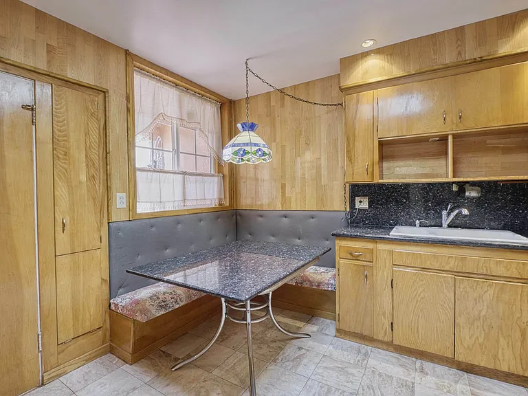 1676 Cayuga Ave — Photo 3