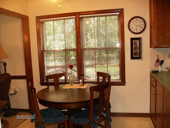 eat-in kitchen
