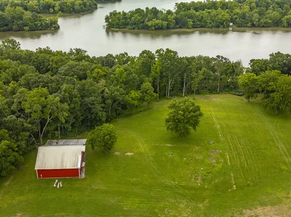 1113 E Robertson Rd, Castalian Springs, TN 37031