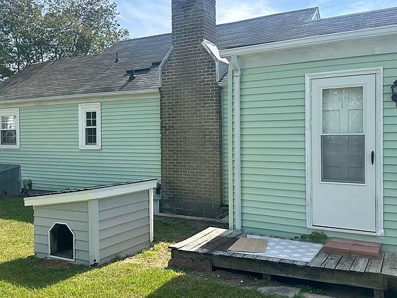 4th image of 704 E Country Club Dr