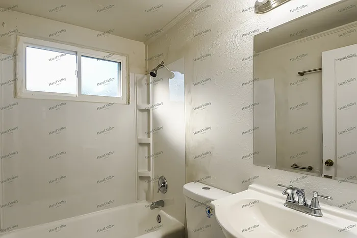 16 Saint Laurence Dr — Photo 10