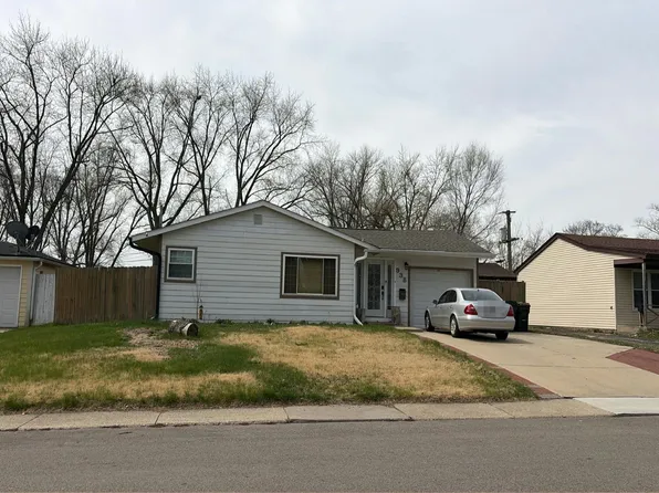 938 Berkley St, Carpentersville, IL 60110
