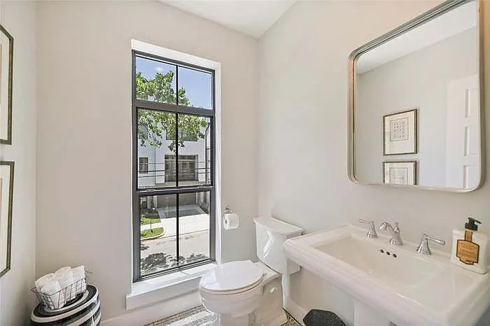 414 Hyde Park Blvd — Photo 10