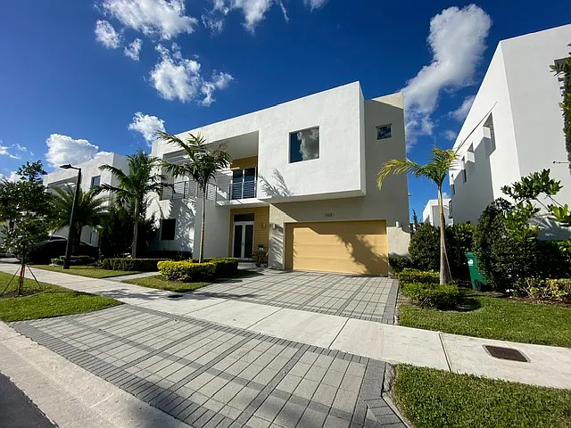 10081 NW 75th Ter