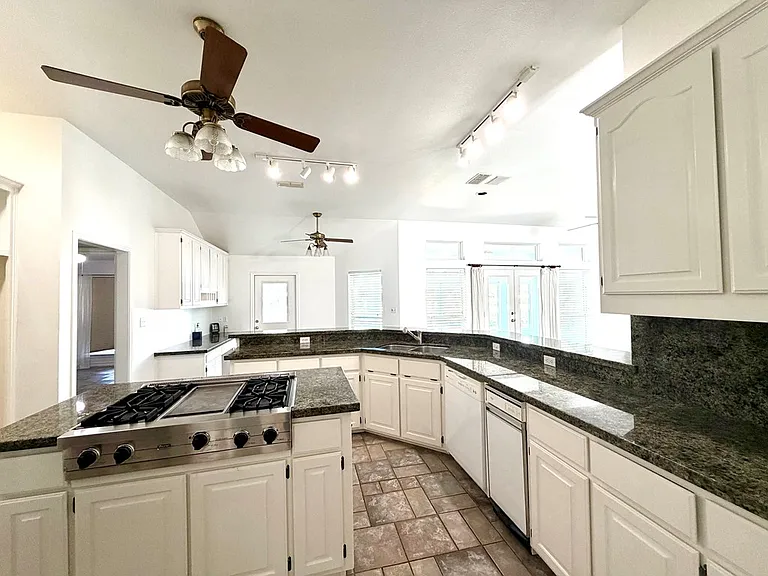 1913 Baywood Dr — Photo 10