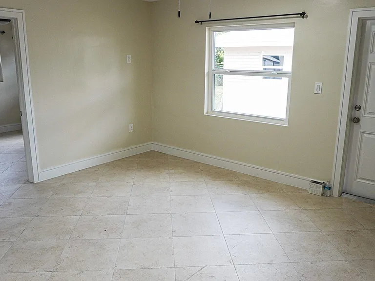 1502 Avenue I #B — Photo 3